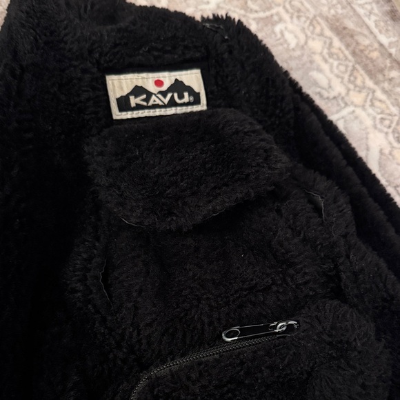 Kavu Plush Black Sling Bag - Picture 4 of 4